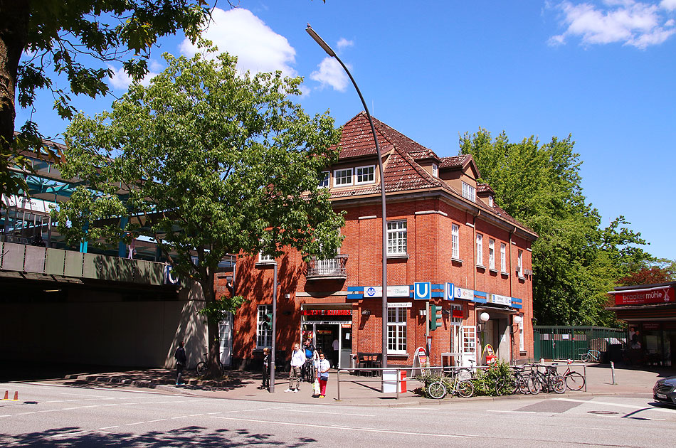 Der Bahnhof Farmsen in Hamburg von der Hochbahn an der U1