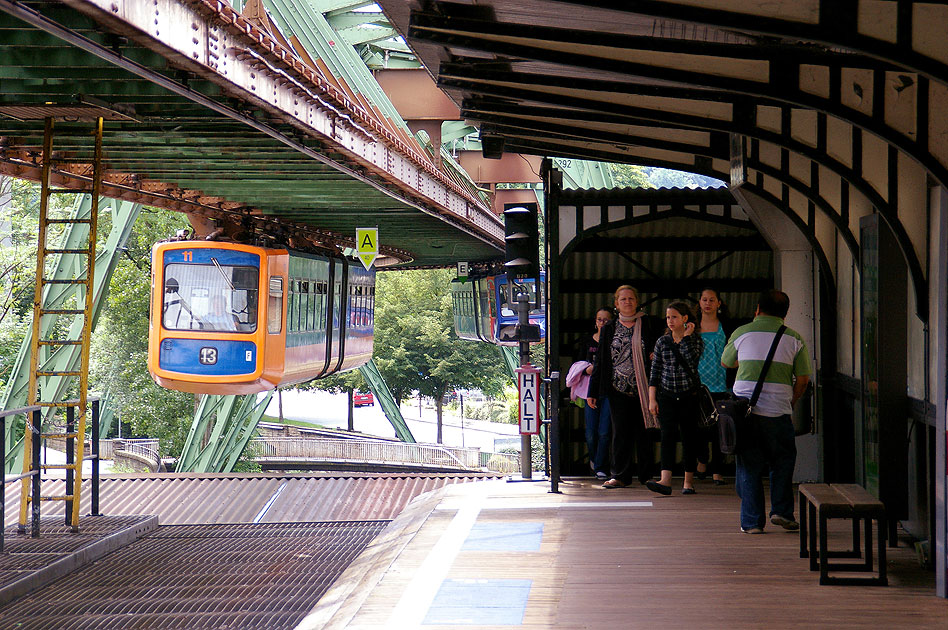 Die Schwebebahn in Wuppertal Haltestelle Landgericht