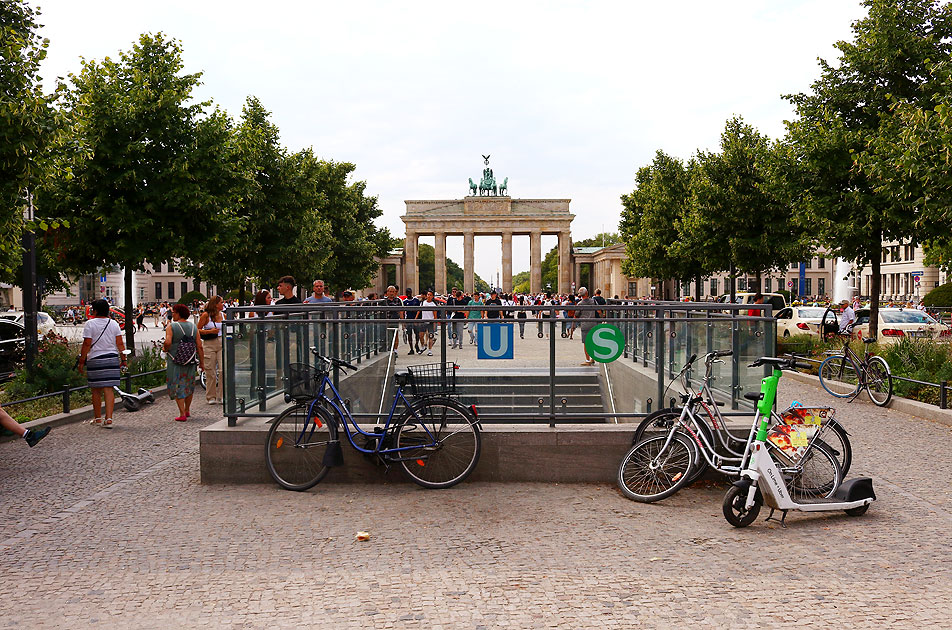 Der Bahnhof Brandburger Tor in Berlin der S-Bahn und U-Bahn