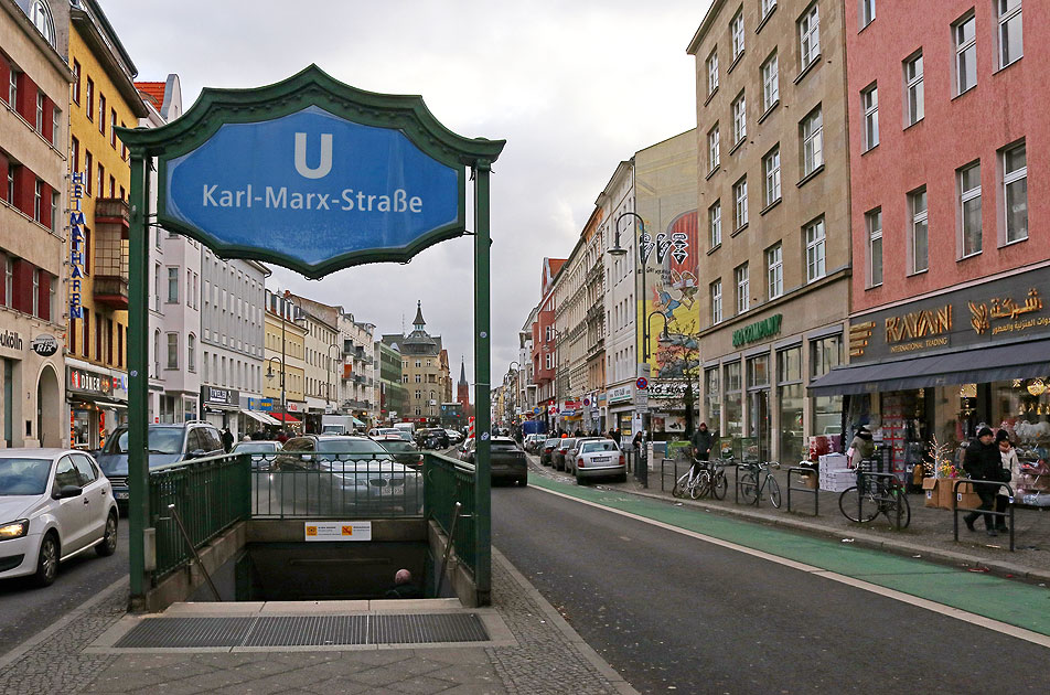 Der Bahnhof Karl-Marx-Straße in Berlin-Neukölln von der Berliner U-Bahn