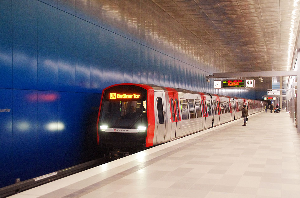 Der Bahnhof Überseequartier mit einem DT5 der Hamburger Hochbahn