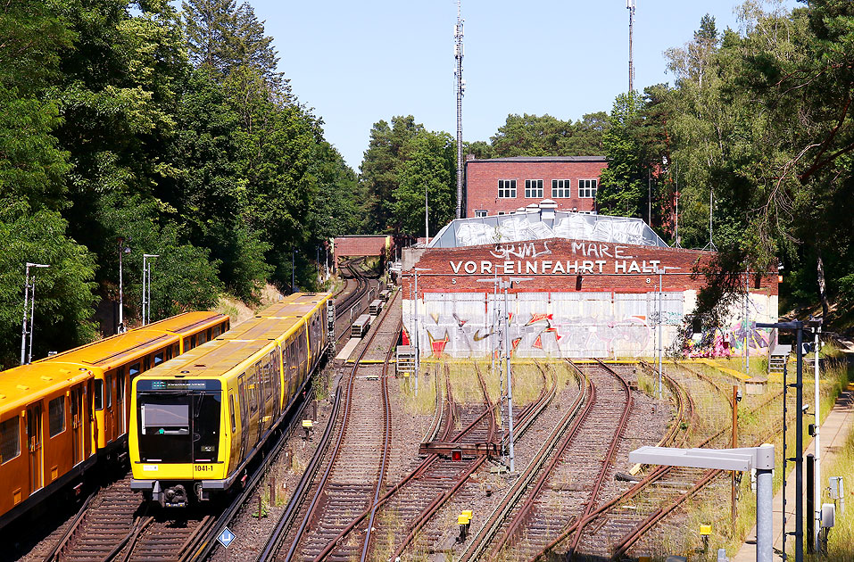 Eine Berliner U-Bahn der BVG vom Typ IK18 in Krumme Lanke