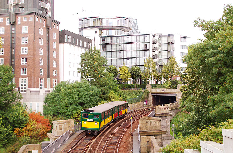 Hochbahn Museumswagen 220 und 11 an den Landungsbrücken