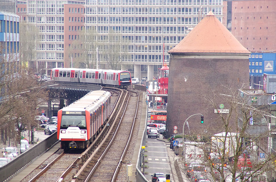 Ein Hochbahn DT3 trifft auf einen DT5 der Hochbahn