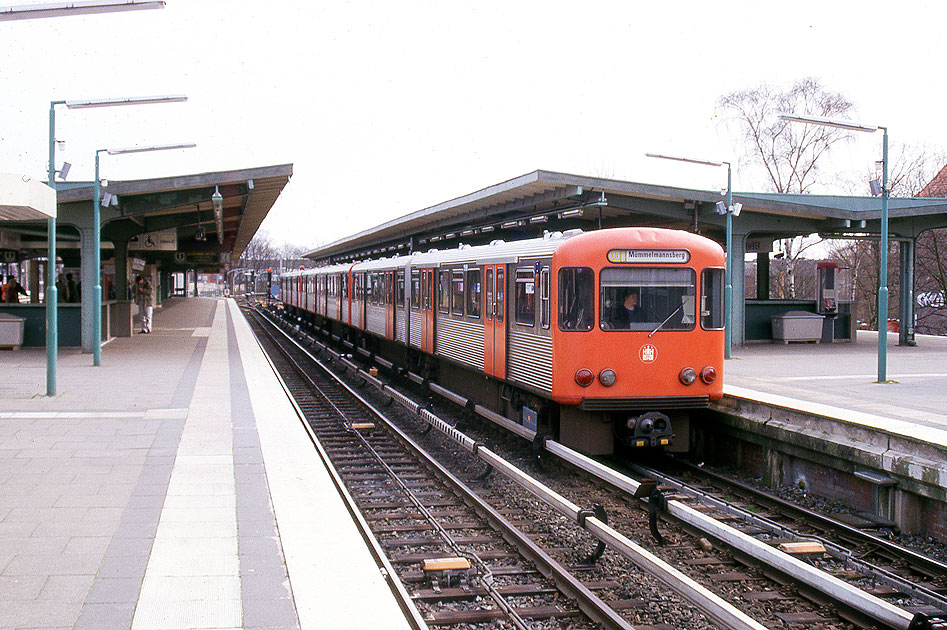 Im Bahnhof Hamburg-Barmbek stehen drei Hochbahn DT2