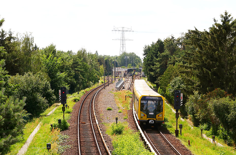 Die Berliner U-Bahn am Banhof Biesdorf Süd