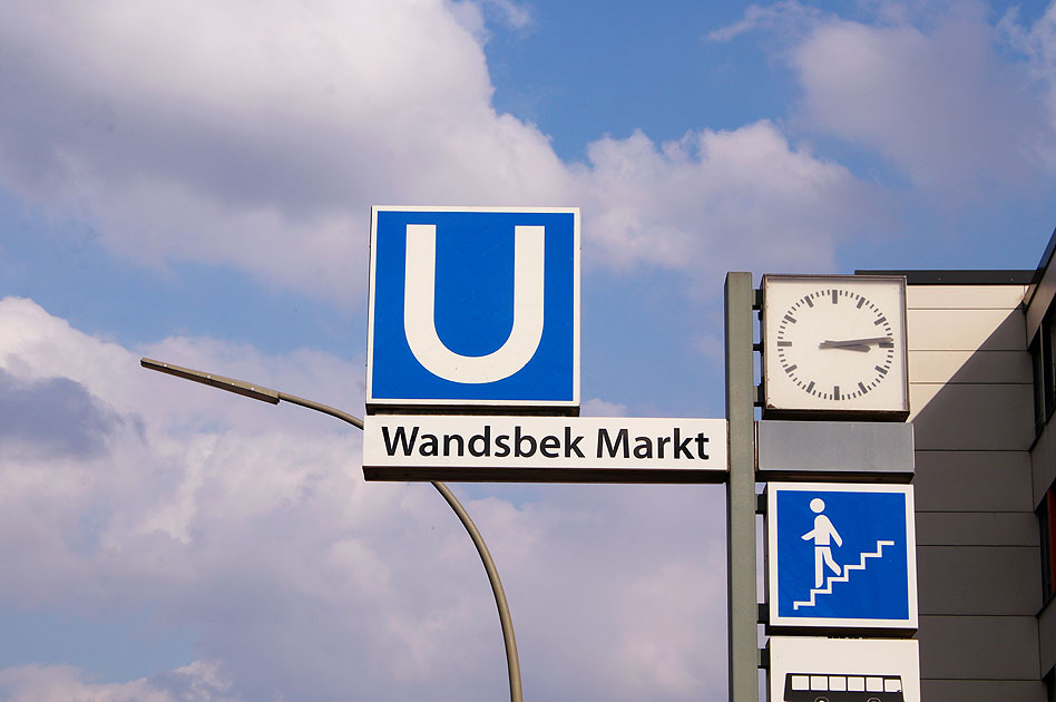 Das Bahnhofsschild vom U-Bahn-Bahn Wandsbek Markt