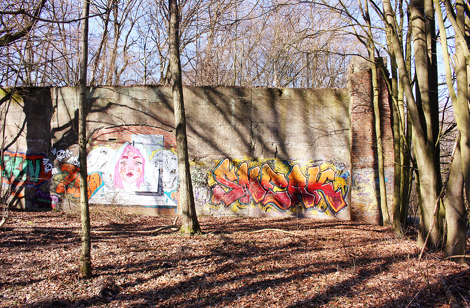 Der Eingang zum Bahnhof Beimoor der nie in Betrieb genommenen U-Bahn Haltestelle