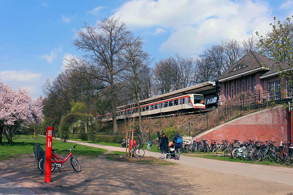 Die U-Bahn Haltestelle Lattenkamp in Hamburg