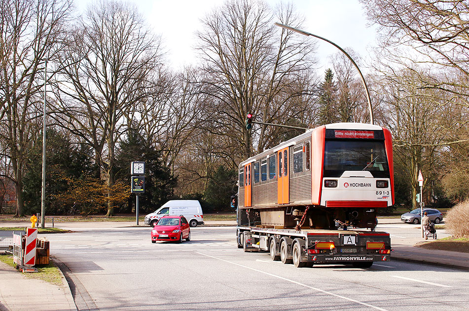 Ein Hochbahn DT3 in der Hellbrookstraße auf einem LKW