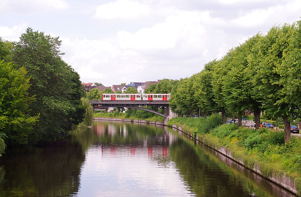 Eine U-Bahn am Leinpfad in Hamburg