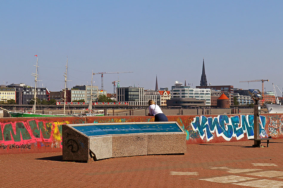 Der Aussichtspunkt Steinwerder mit einer U-Bahn auf der Ringlinie