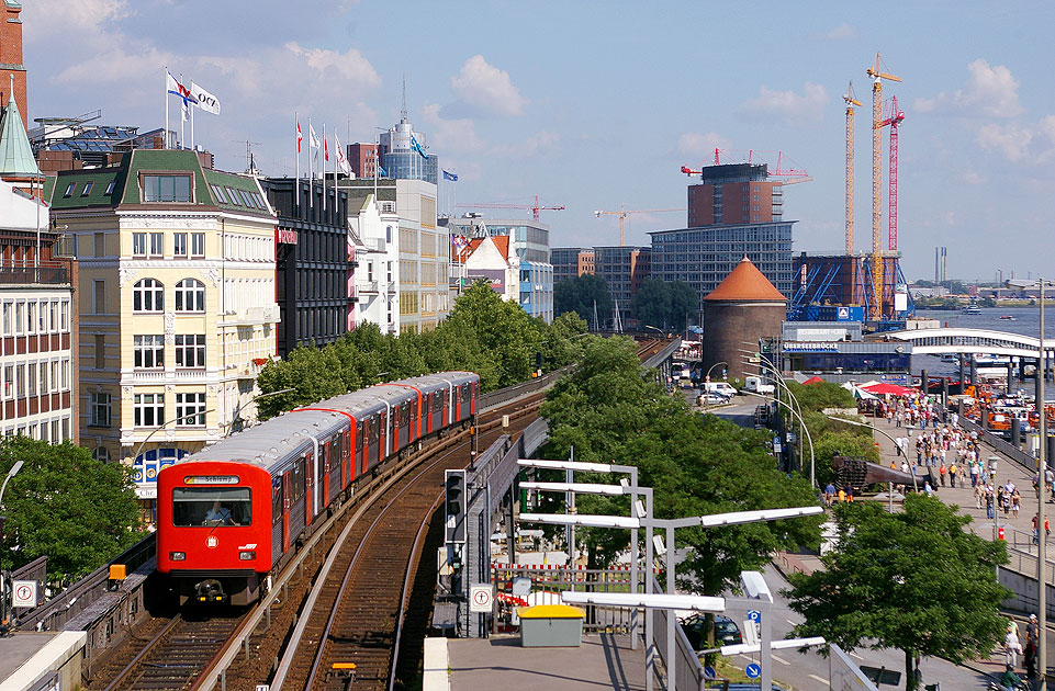 Ein Hochbahn DT2 an den Landungsbrücken in Hamburg mit dem Hafen