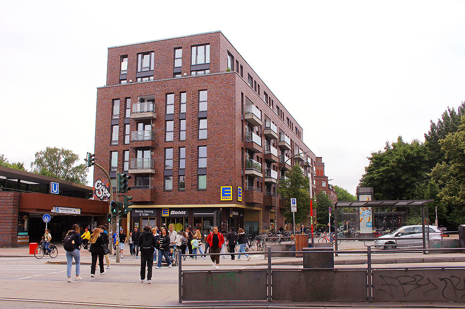 Der Bahnhof Hoheluftbr&uuml;cke mit dem Edeka in Hamburg