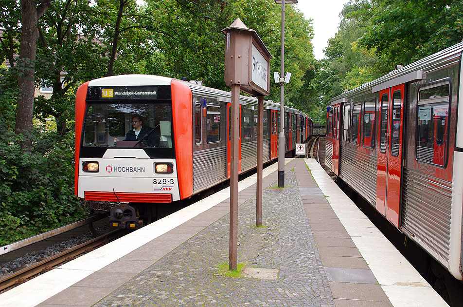 Die Haltestelle Sierichstra&szlig;e der Hamburger Hochbahn