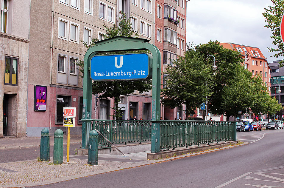 Die U-Bahn-Haltestelle Rosa-Luxemburg-Platz in Berlin