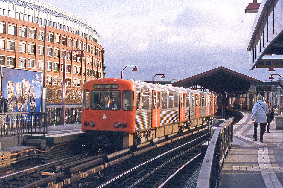 Ein DT2 der Hamburger Hochbahn im Bahnhof Baumwall