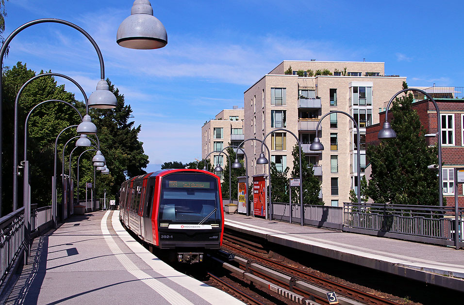Die Hamburger Hochbahn im Bahnhof Mundsburg - U-Bahn in Hamburg