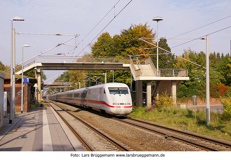 Den Bahnhof Klecken durchfährt ein ICE 1