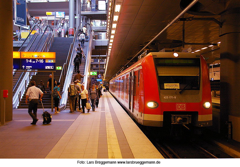 Eine Ersatz S-Bahn im Berliner Hauptbahnhof