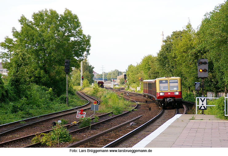 Die S-Bahn in Berlin - Bahnhof N&ouml;ldnerplatz - Baureihe 485