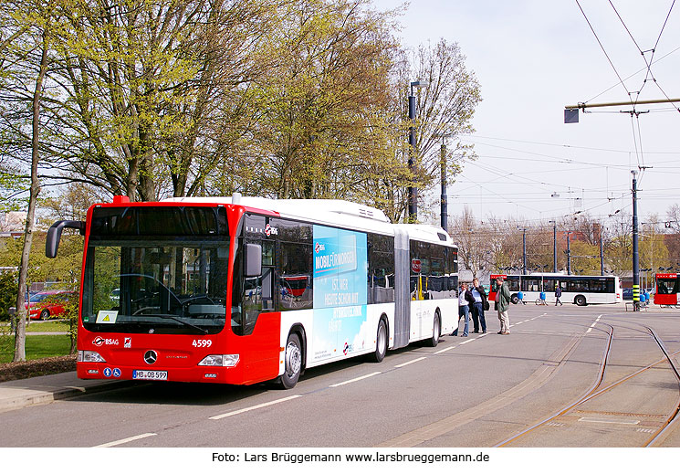 Der Bremer Straßenbahn Hybrid Bus von Mercedes - Der BSAG 4599 im Betriebshof Flughafendamm