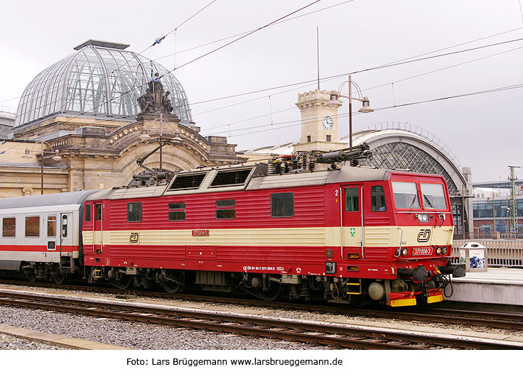 Eine Lok der CD in Dresden HBF mit einem EC