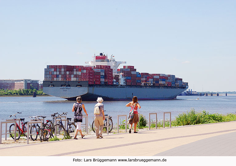 Containerschiff Humber Bridge in Teufelsbrück