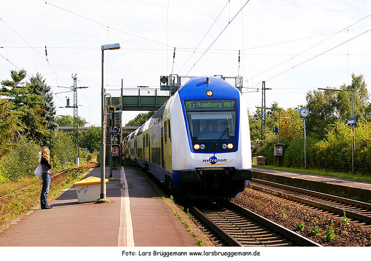 Der Bahnhof Ashausen mit einem Metronom Doppelstockzug