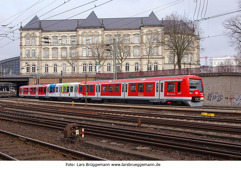 DB Baureihe 474 der S-Bahn Hamburg mit Werbung für die IBA und IGA