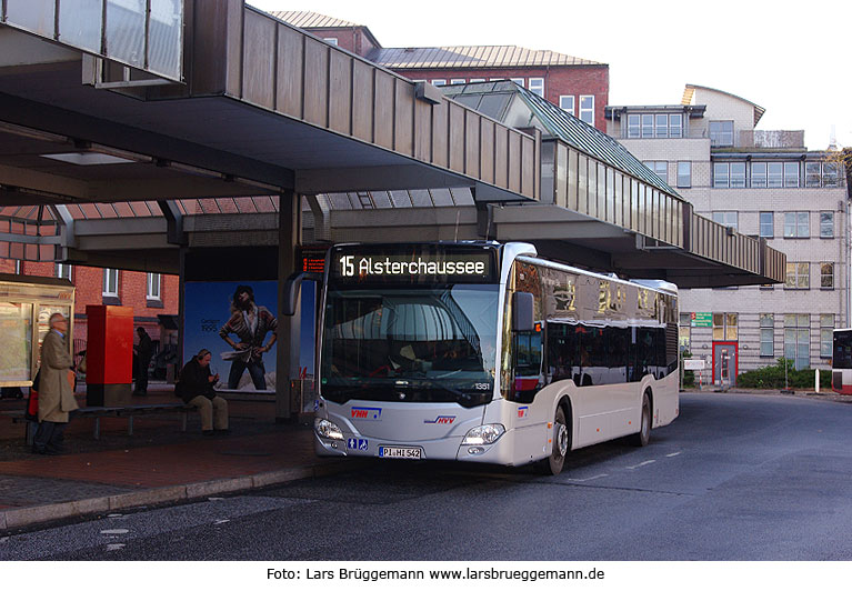 VHH Bus 1351 am Bahnhof Altona