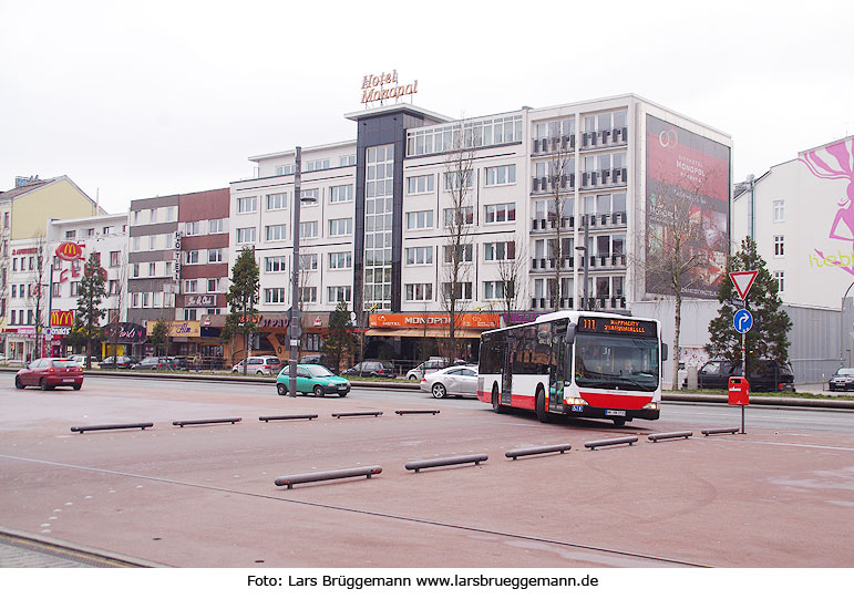 Hochbahn Buslinie 111 auf dem Spielbudenplatz