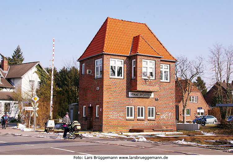 Das Stellwerk mit dem Bahnübergang in Himmelpforten