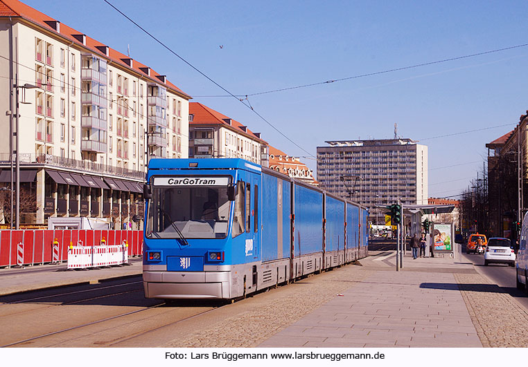 Die Cargotram in Dresden an der Haltestelle Altmarkt