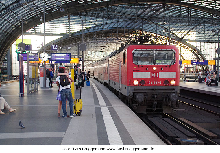 DB Baureihe 143 in Berlin Hbf mit einem RE