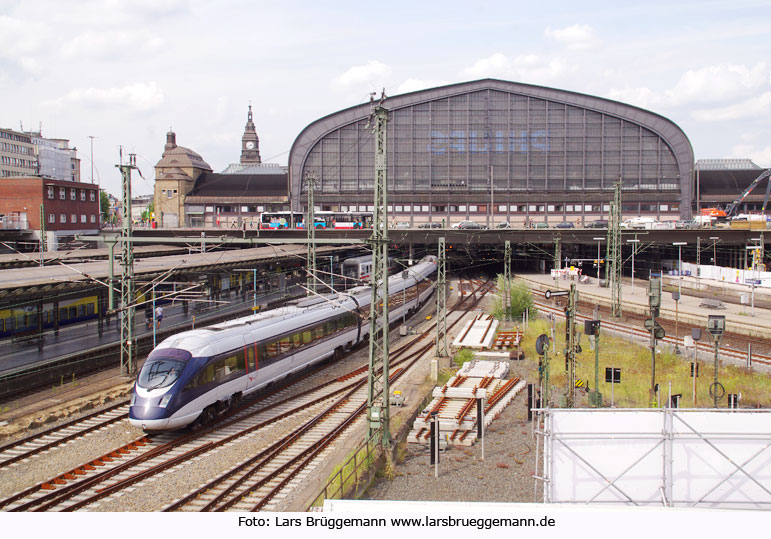 Ein Diesel ICE in DSB-Farben im Hamburger Hauptbahnhof - Der Hauptbahnhof Hamburg