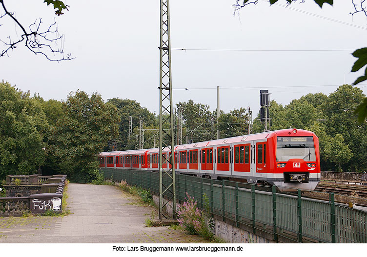 Eine Hamburger S-Bahn auf der Lombardsbrücke