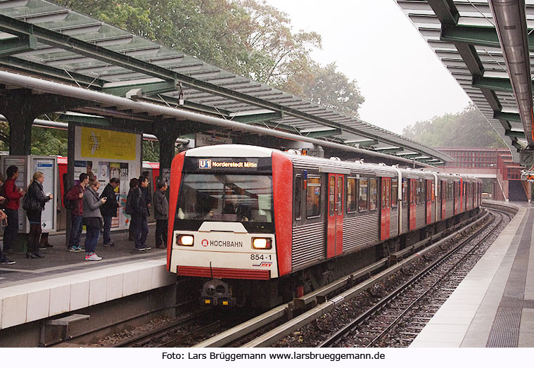 Ein Hochbahn DT3 im Regen an der Haltestelle Kellinghusenstraße