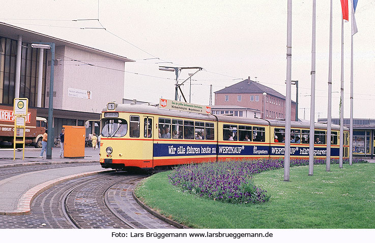 Die Straßenbahn in Würzburg vor dem Hauptbahnhof