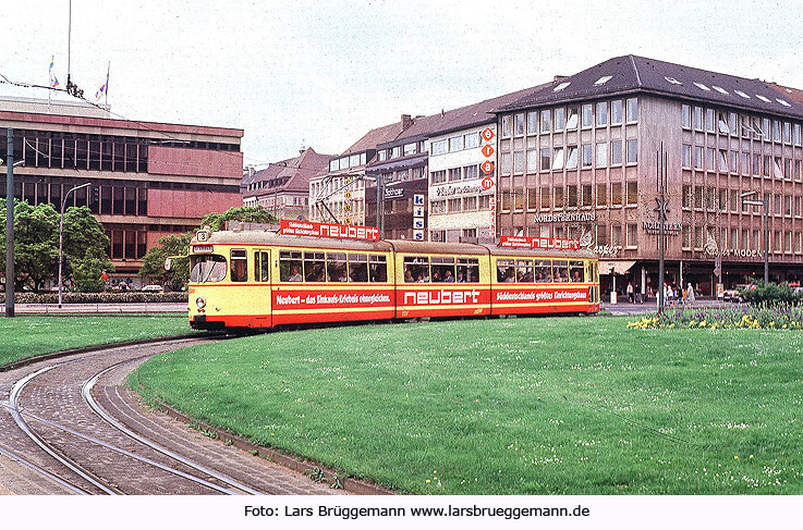 Die Straßenbahn in Würzburg vor dem Hauptbahnhof