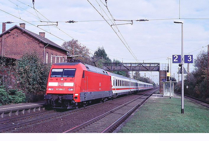 DB Baureihe 101 im Bahnhof Barnten