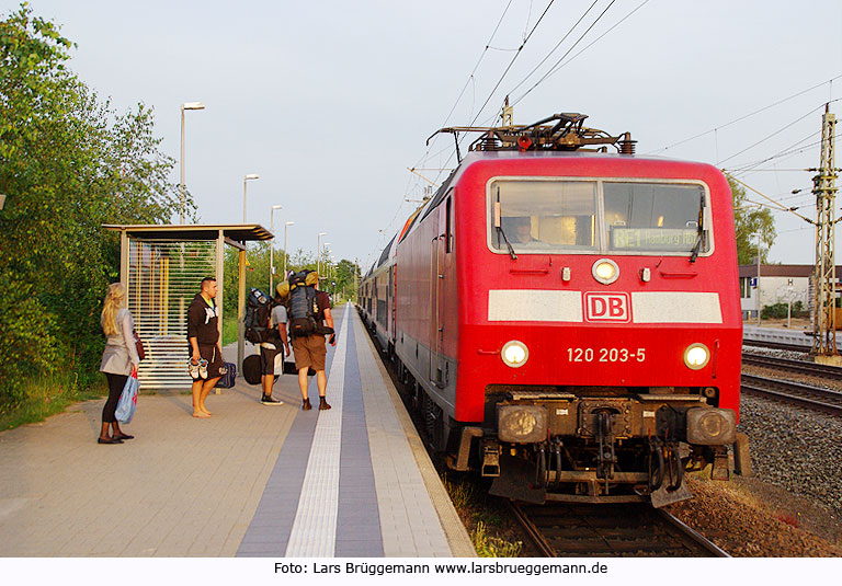 DB Baureihe 120 mit einem RE von Rostock nach Hamburg im Bahnhof Büchen