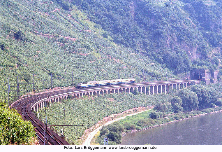 Auf dem Pündericher Hangviadukt: DB Baureihe 181 an der Mosel in Weinbergen bei Bullay