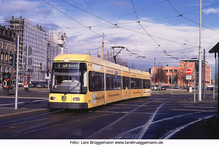 Die Straßenbahn in Dresden an der Haltestelle Pirnaischer Platz