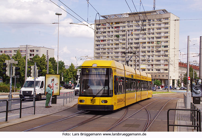 Die Straßenbahn in Dresden an der Haltestelle Pirnaischer Platz