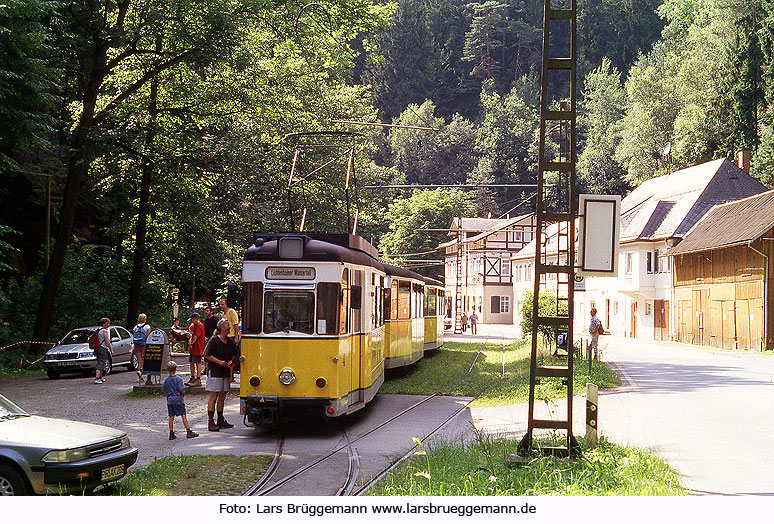 Die Kirnitzschtalbahn an der Endhaltestelle Lichtenhainer Wasserfall