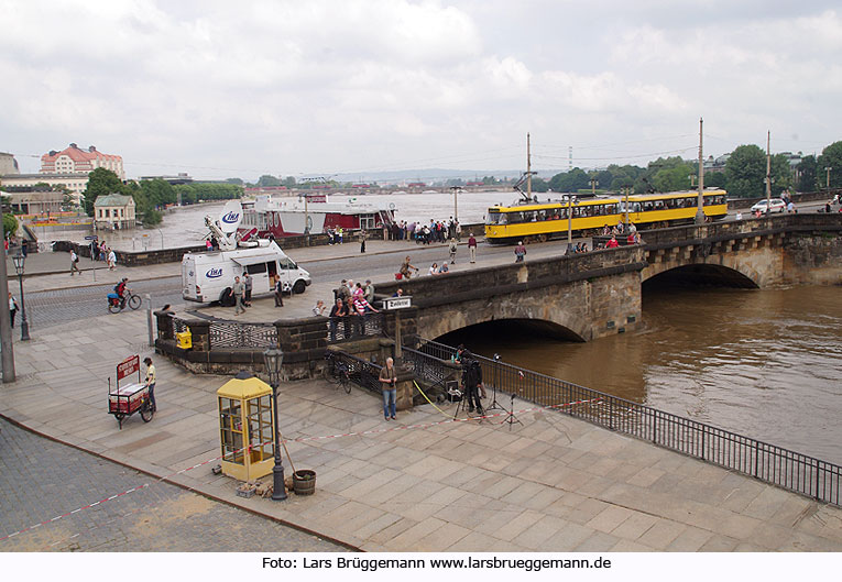 Ein Tatra-Wagen auf der Augustusbrücke während dem Hochwasser auf der Elbe