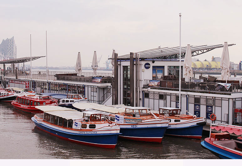 Barkassen an den Landungsbrücken in Hamburg