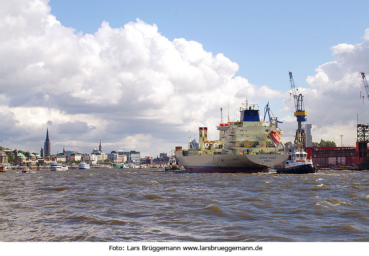 Schiff im Hamburger Hafen mit den Landungsbrücken