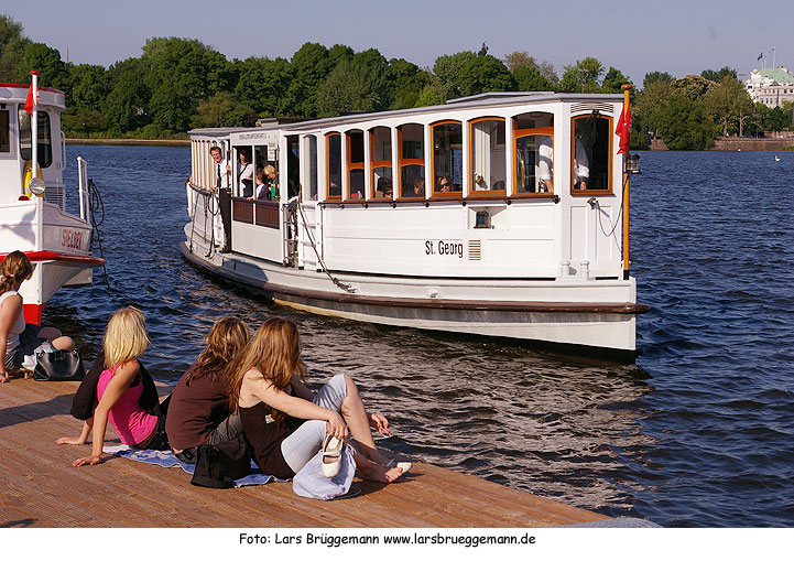 Der historische Alsterdampfer St. Georg am Hamburger Jungfernstieg